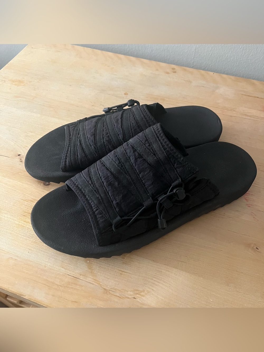 Uniqlo Black Slide Sandals with Adjustable Strap - Unisex Comfort Slides